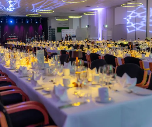 Bordopsætning Dinnerkoncert Med Scene I Baggrunden