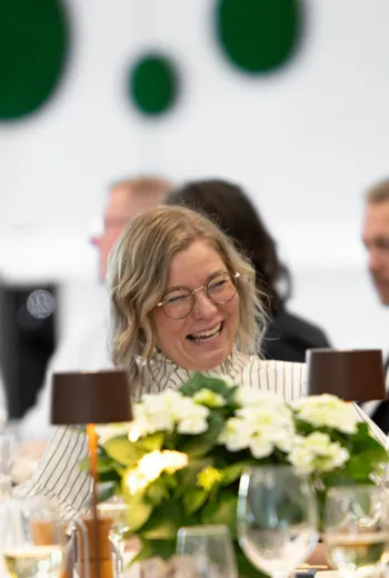 gæst griner til selskabsfest.webp