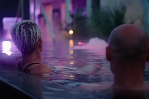 Par I Pool Med Lilla Lys