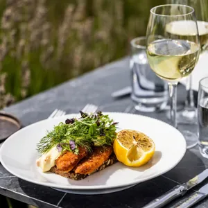 sprød fisk med remolade og citron.webp