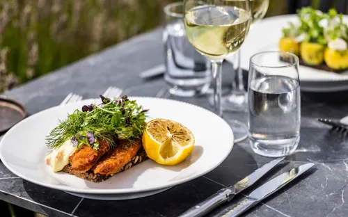 sprød fisk med remolade og citron.webp