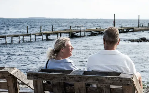 Par Sidder Ved Vandet