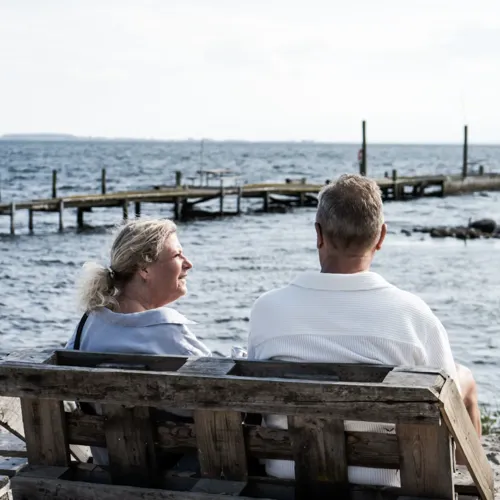 Par Sidder Ved Vandet