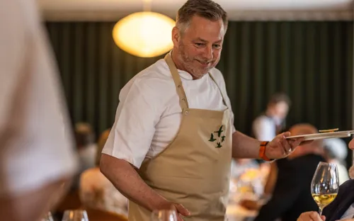 Thomas Pasfall Serverer En Ret I Restauranten