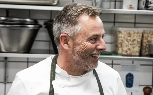 Thomas Pasfall Smiler I Køkkenet