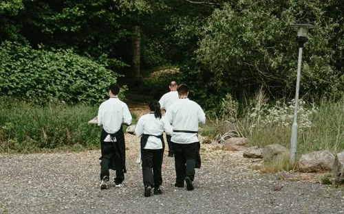 Tjenere Til Firmaarrangement I Skoven