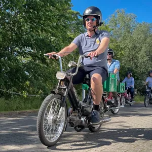 Personer Kører Afsted På Puch Maxi