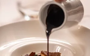 Souce Hældes På Gourmet Ret