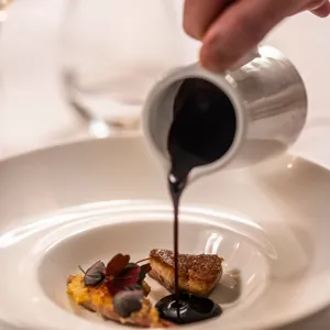 Souce Hældes På Gourmet Ret