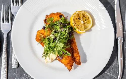 Brasseriets smørrebrød med sprød fisk.webp