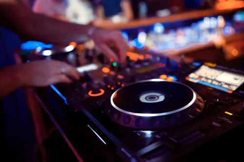 DJ