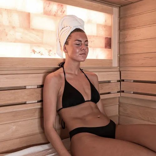 Kvinde Sidder I Sauna