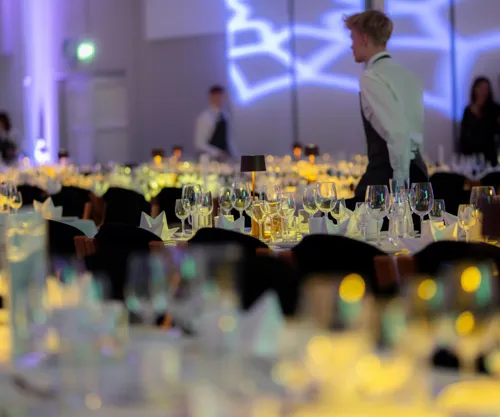 Tjener Går Mellem Rækkerne Til Dinnerkoncert