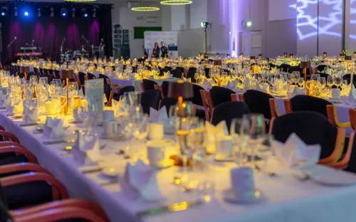 Bordopsætning Dinnerkoncert Med Scene I Baggrunden