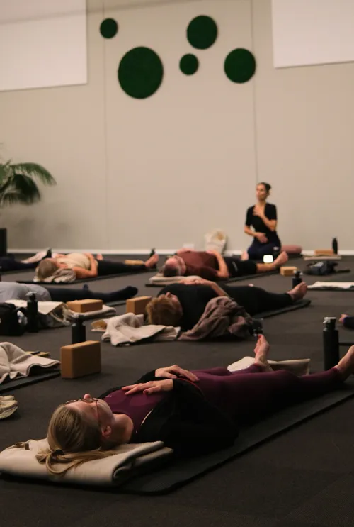 Meditation Med Yogainstruktør På Hotel Faaborg Fjord