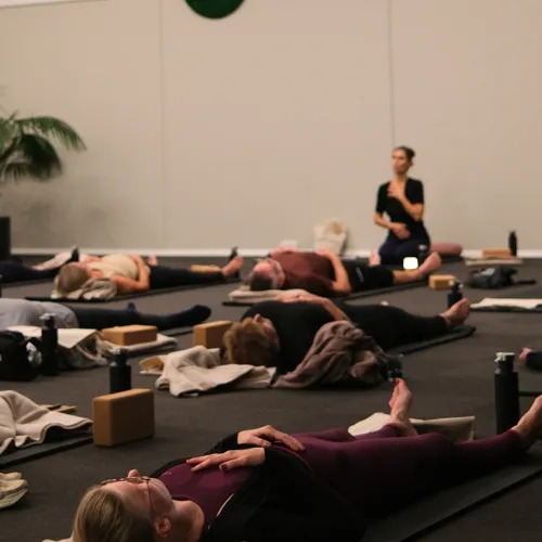 Meditation Med Yogainstruktør På Hotel Faaborg Fjord