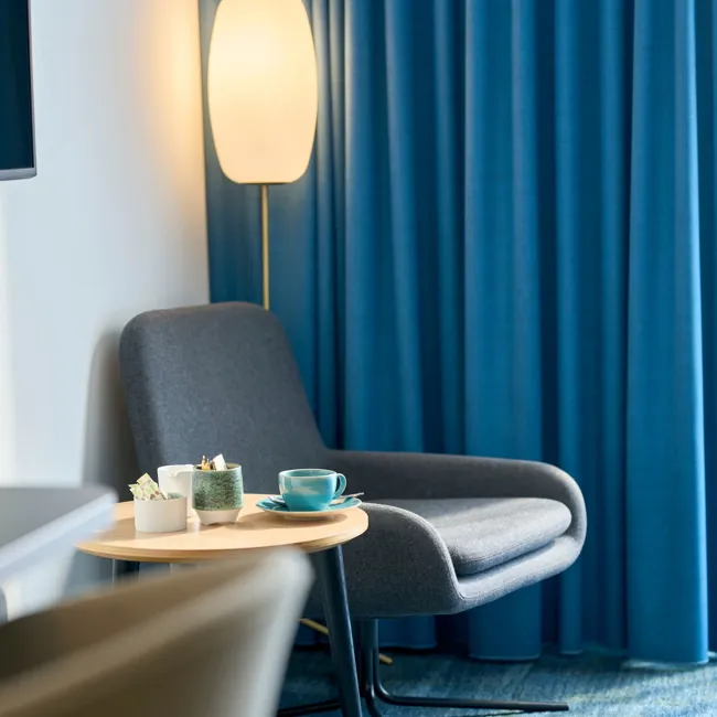 Standard Plus Værelse Med Stol Og Lampe