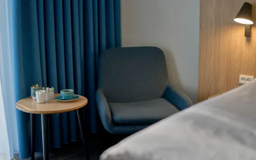 Standard Værelse Stol Med Kaffe På Bord