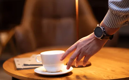 Person Rækker Ud Efter Kaffekoppen I Baren