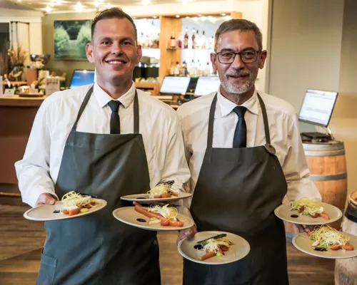 Tjenere Klar Til At Serverer Mad