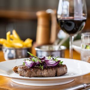 bøf bearnaise i restaurant brasseriet 4000x2500.jpg