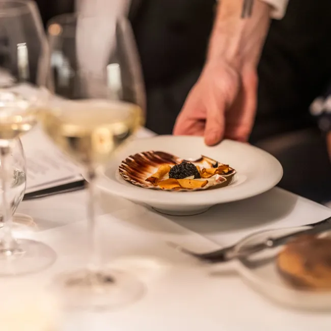 Tallerken Med Musling Serveres
