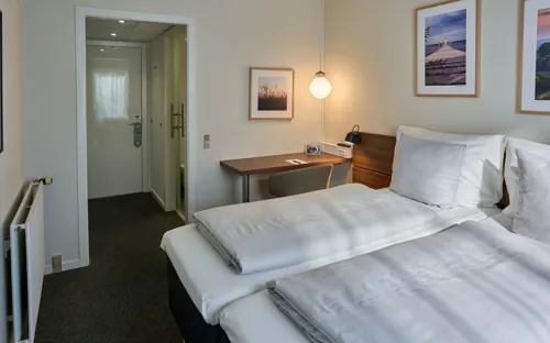 Standard Petit Med Kig Mod Døren