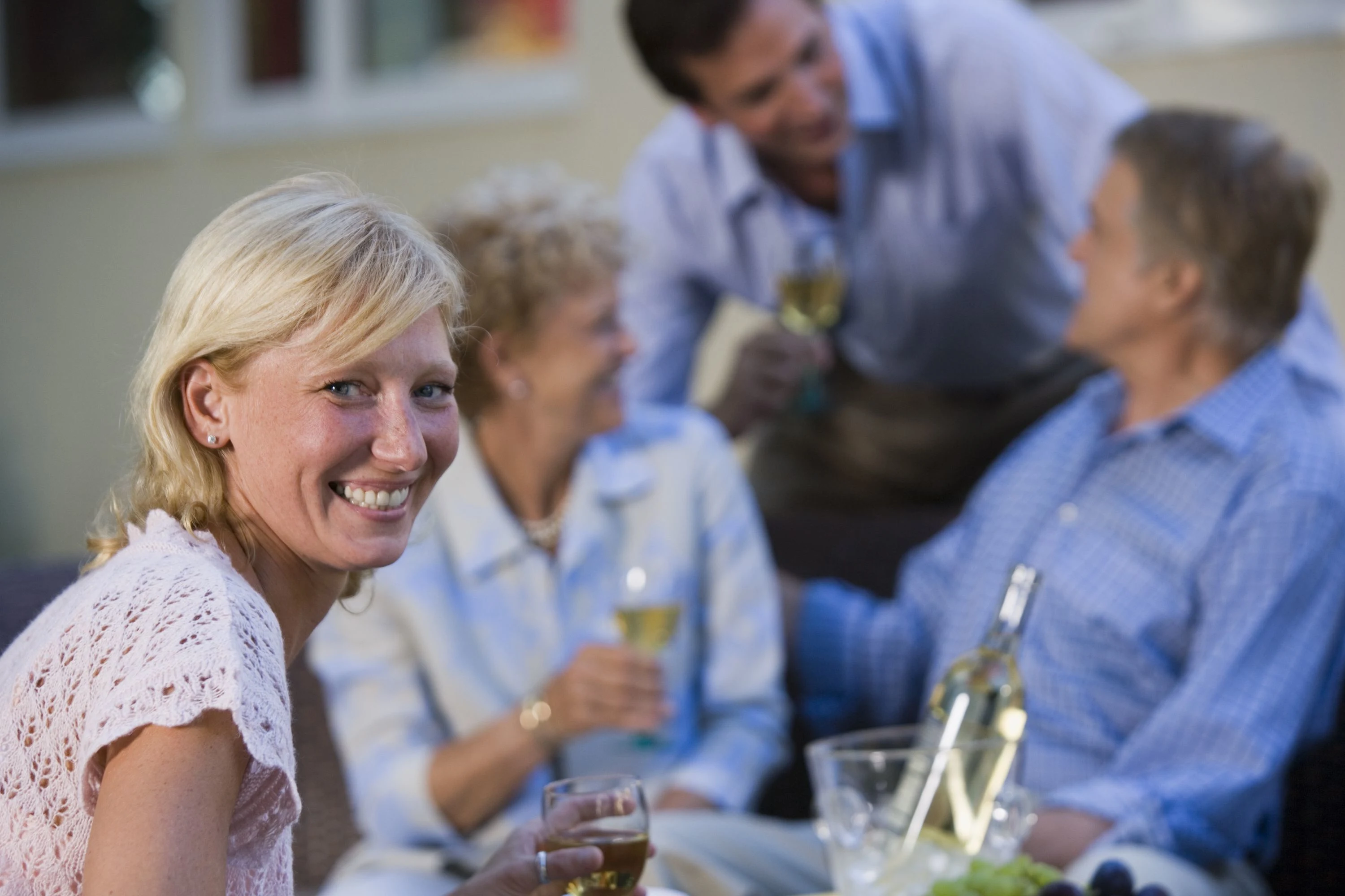 Gæster Smiler Og Drikker