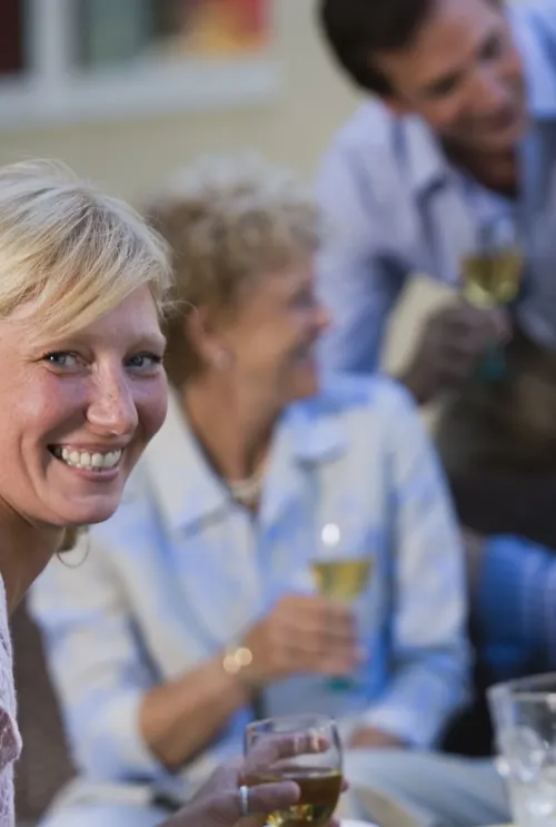 Gæster Smiler Og Drikker