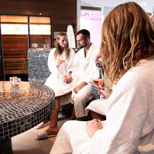 To Par Drikker Vin I Spa