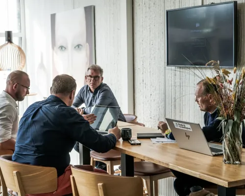 En Gruppe Arbejder Ved Højbord