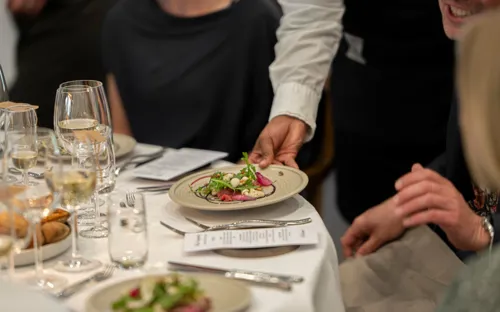 forret serveres til selskab.webp