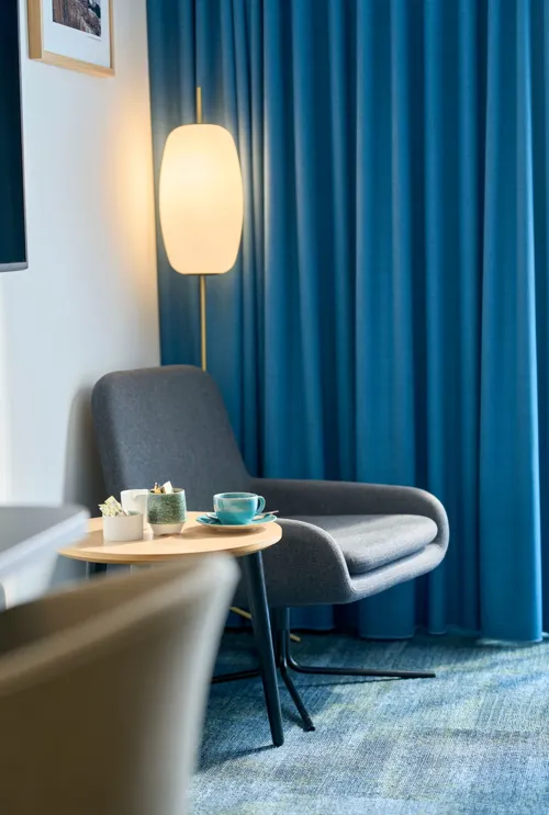 Standard Plus Værelse Med Stol Og Lampe