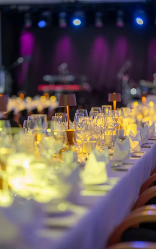 Dinnerkoncert Bord Med Scene I Baggrunden