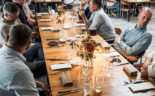 Gruppe Sidder Klar Til Frokost I Restaurant