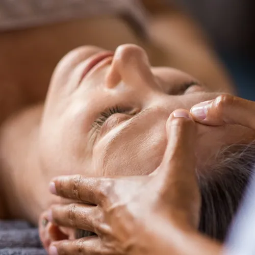 kvinde får hovedmassage.webp