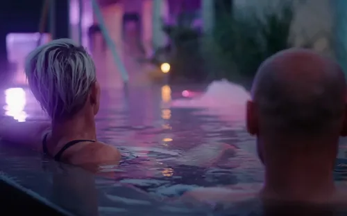 Par I Pool Med Lilla Lys