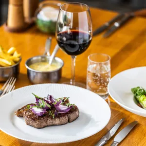 Brasseriets bøf bearnaise med pommes frites og salat.webp