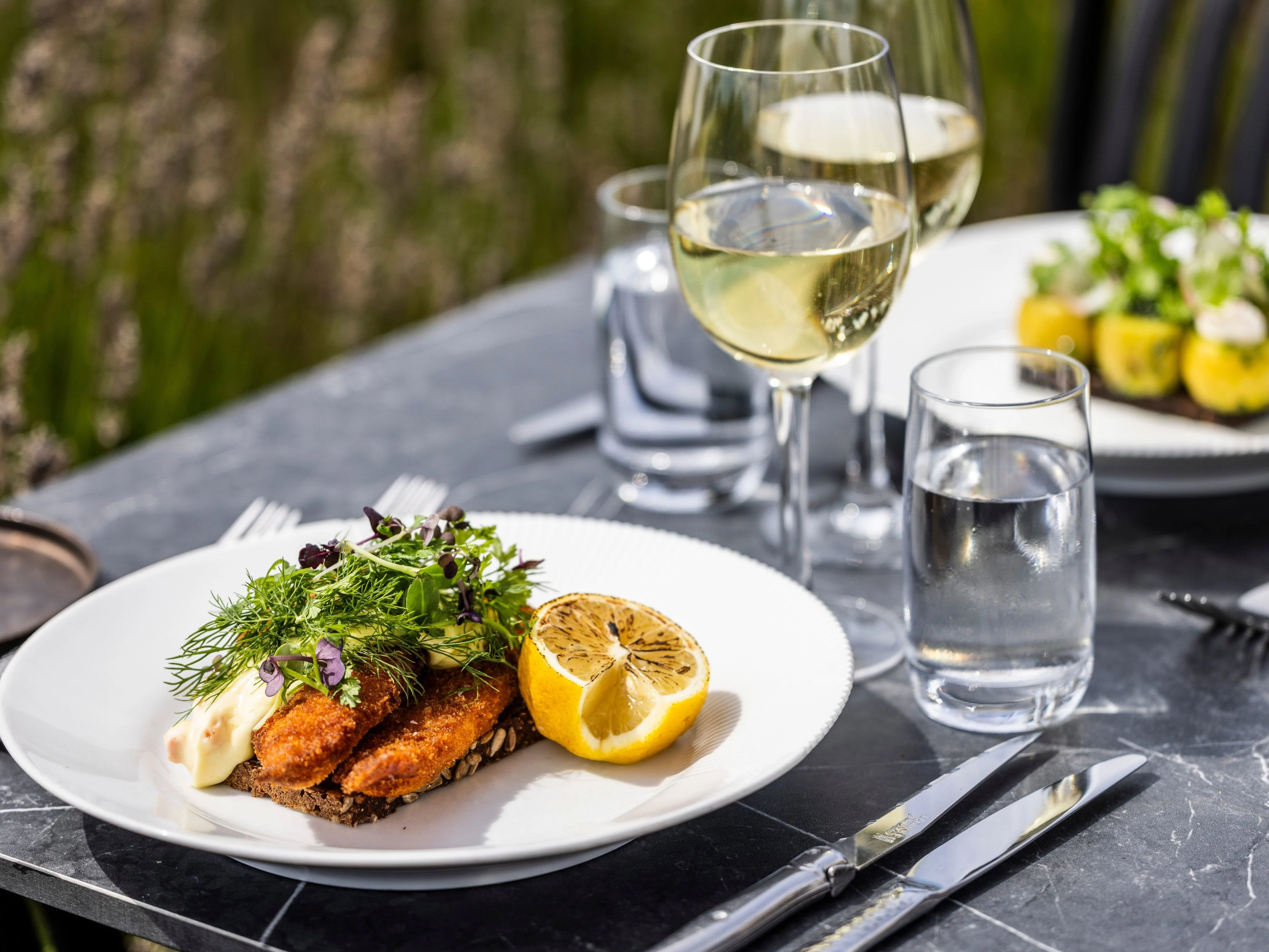 sprød fisk med remolade og citron.webp