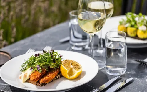 sprød fisk med remolade og citron.webp