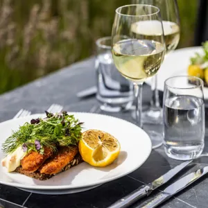 sprød fisk med remolade og citron.webp