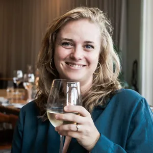 Kvinde I Restaurant Sidder Med Vinglas