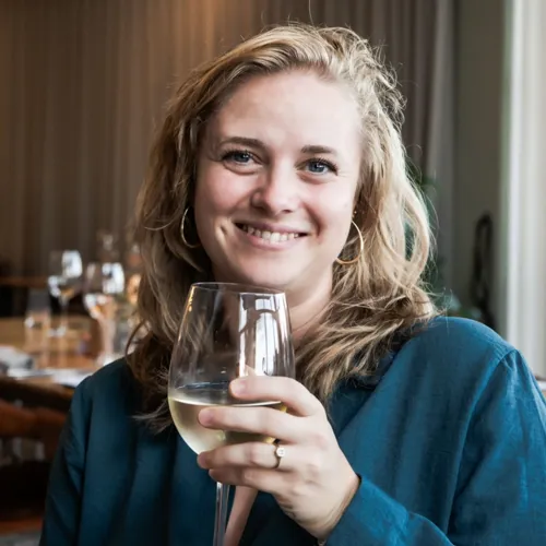 Kvinde I Restaurant Sidder Med Vinglas