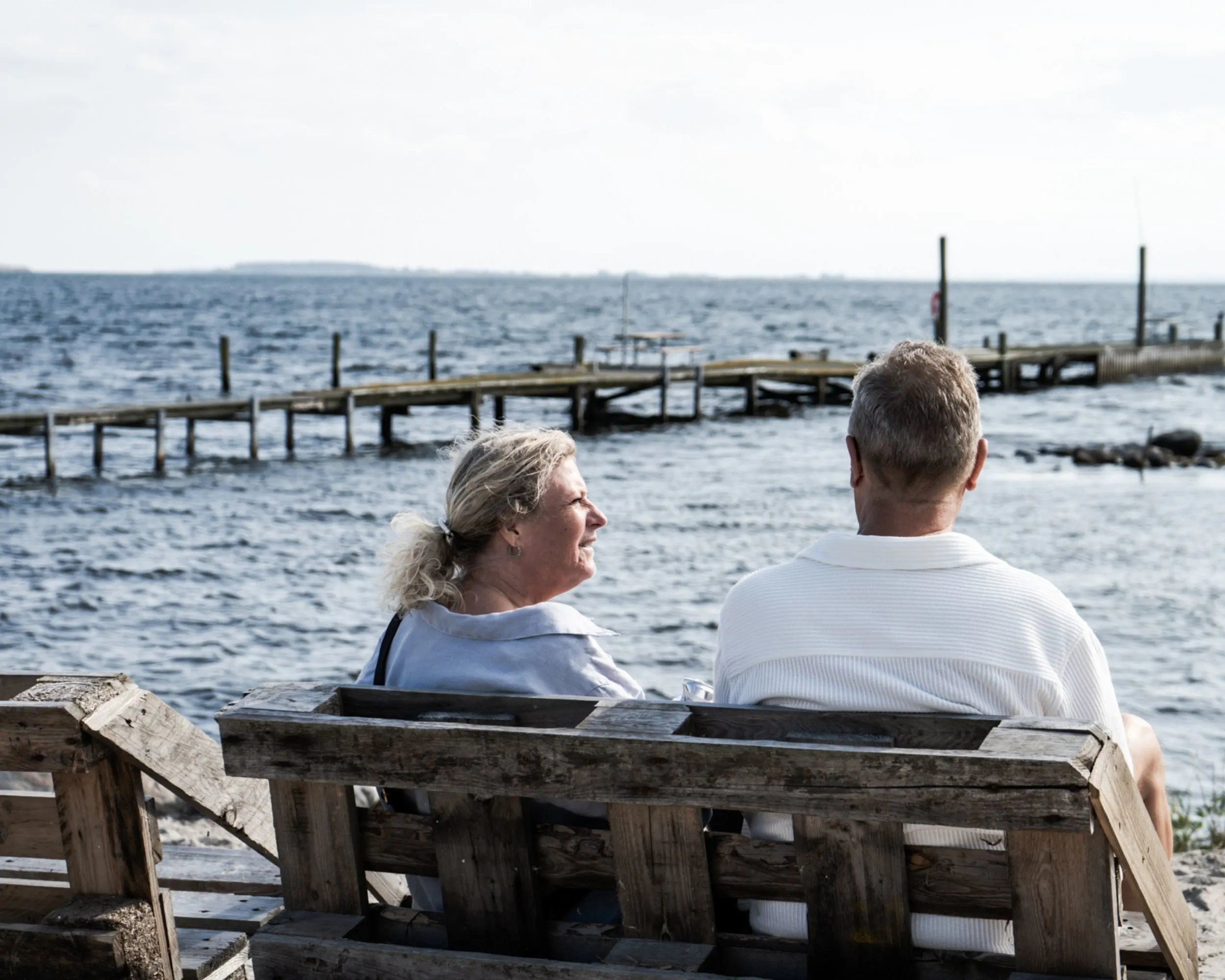 Par Sidder Ved Vandet