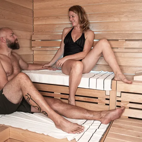 Et Par Sidder I Sauna