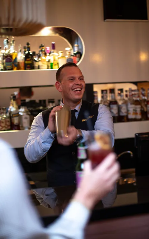 Tjener Laver Cocktail