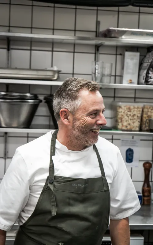 Thomas Pasfall Smiler I Køkkenet