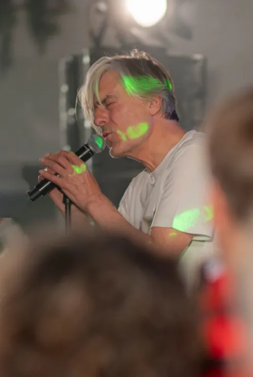 Peter A.G. Synger Ind I Mikrofonen