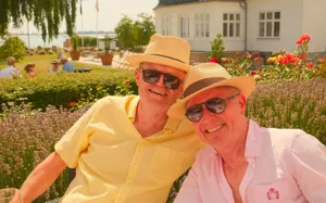 to gæster smiler med hatte på til Faaborg29.webp