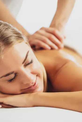 kvinde får massage på klinik.webp